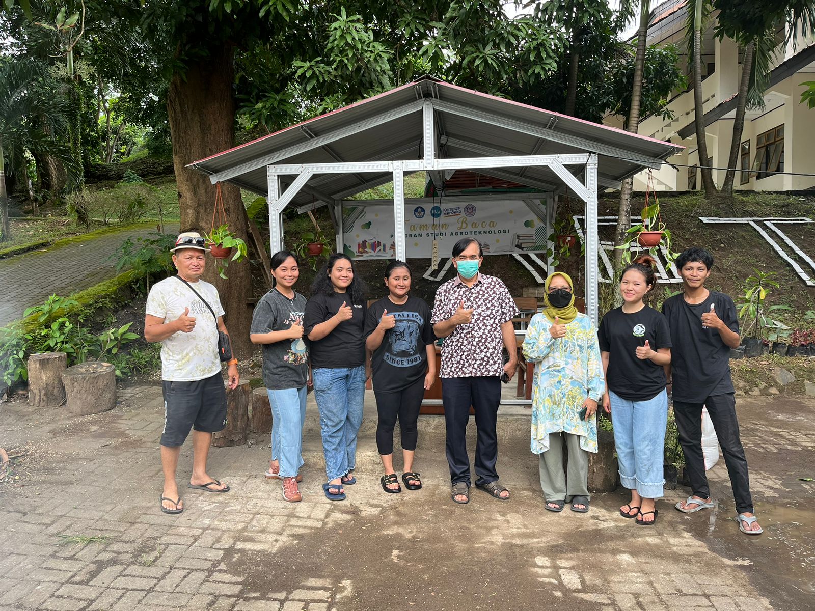 BERSIH-BERSIH PRODI AGROTEKNOLOGI DALAM RANGKA PERSIAPAN PEMBUKAAN DIES NATALIS FAKULTAS PERTANIAN, KE-64 UNSRAT.