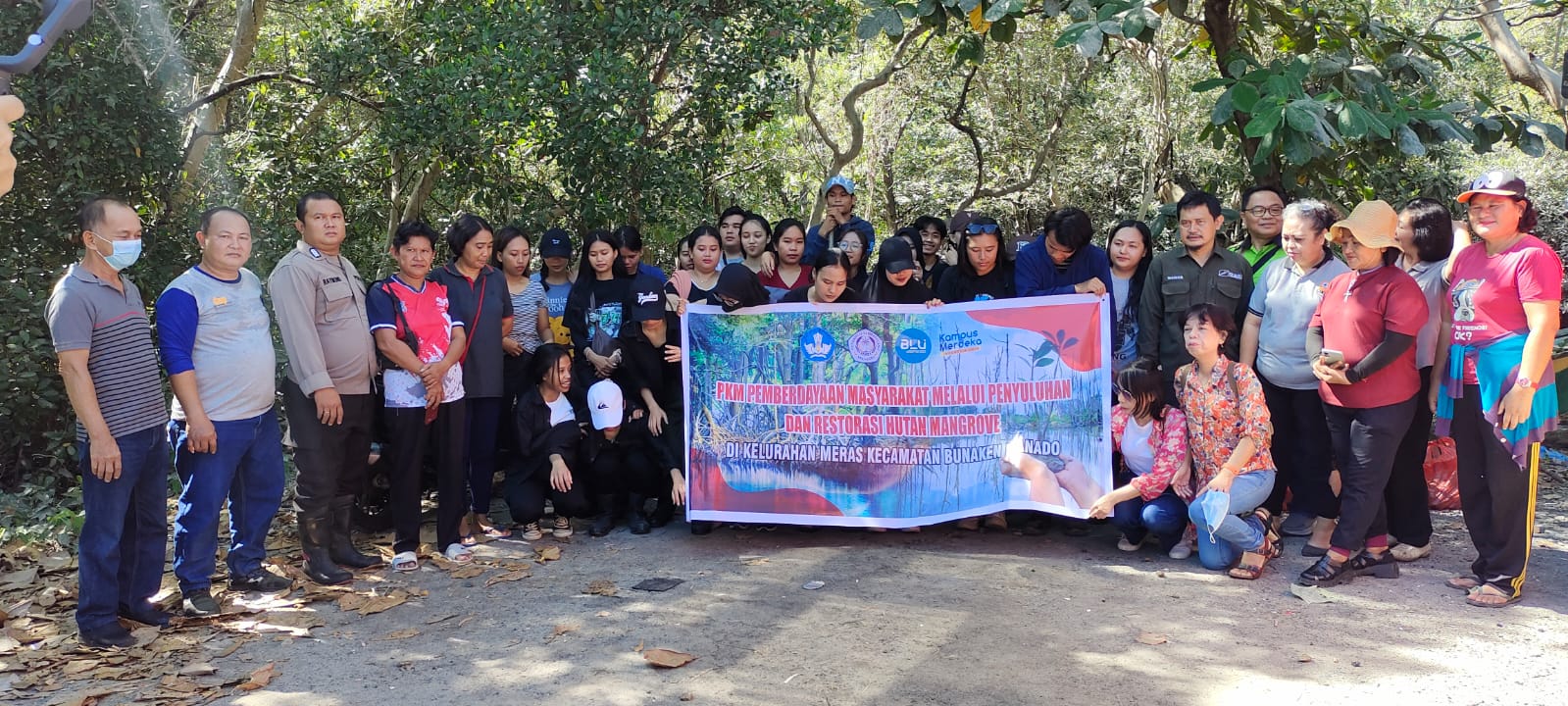 Program Studi Kehutanan Unsrat Gelar Aksi Bersih Pantai dan Penanaman Pohon Mangrove di Kelurahan Meras