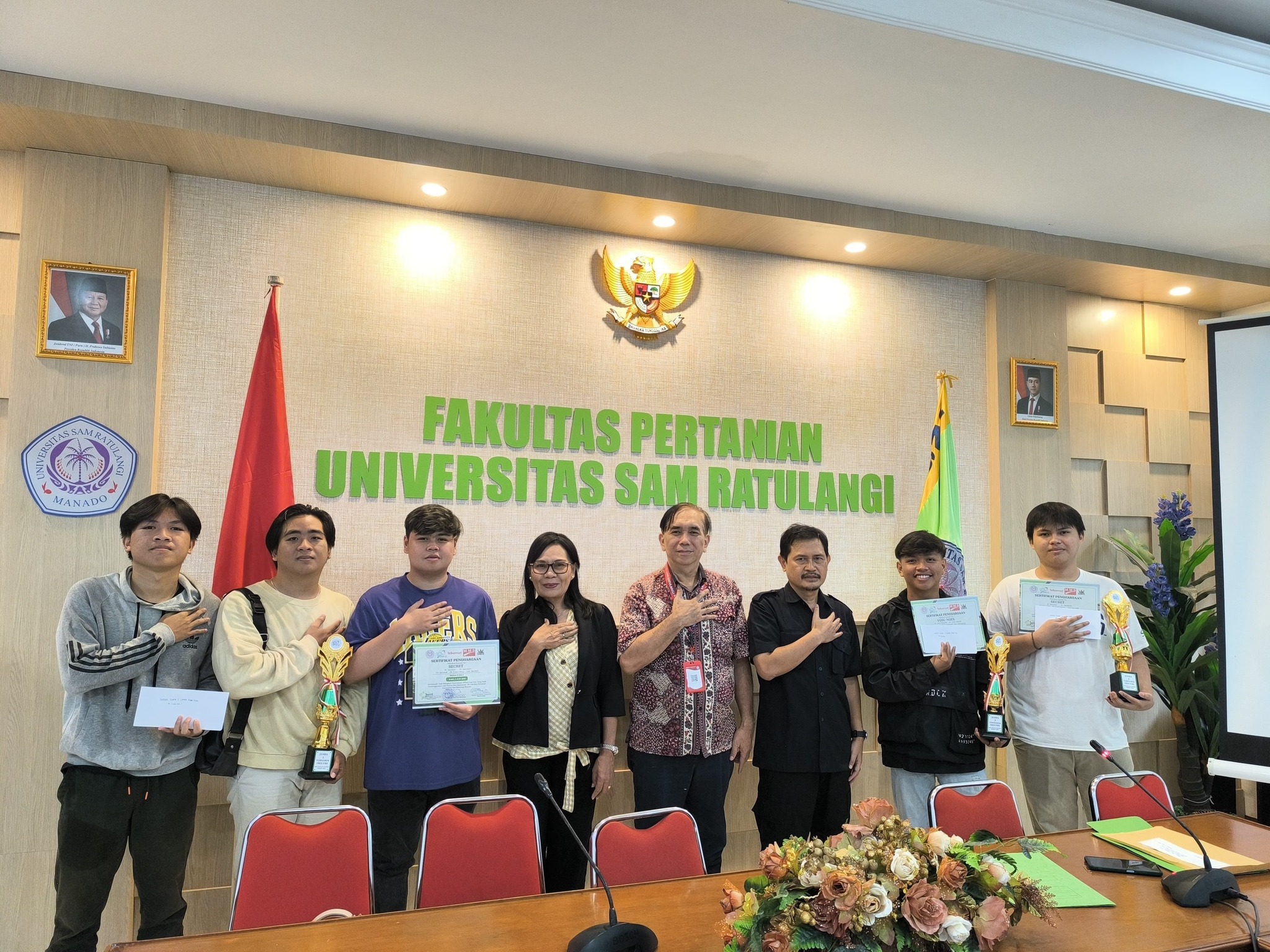 Penyerahan Hadiah Pada Mahasiswa Lomba Kegiatan Dies Fakultas Pertanian Unsrat 2025